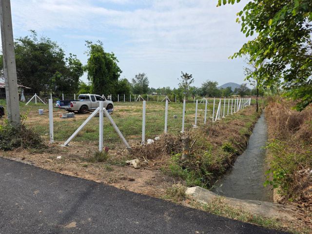 ที่ดินเนื้อที่ 200ตรว. ติดคลองชลประทาน ถมแล้ว ล้อมรั้วลวดหนาม พร้อมประตูรั้ว ️