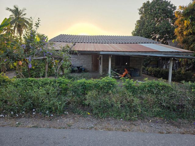 บ้านพร้อมที่ดิน เนื้อที่ 214 ตรว. ติดถนนลาดยาง บรรยากาศดี มีเพื่อนบ้าน ใกล้ถนนสายหลัก
