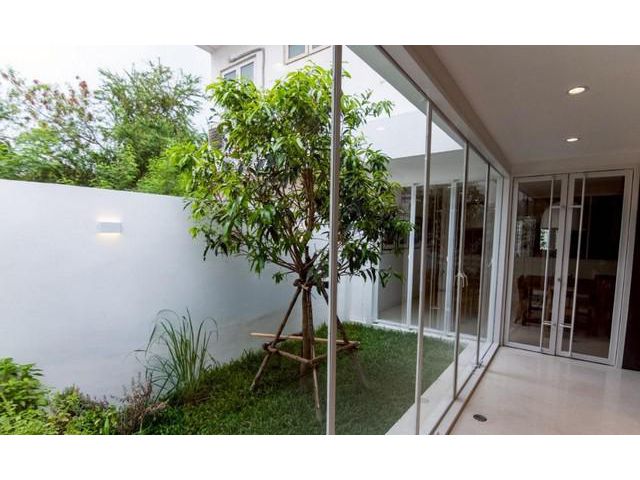 ขายทาวน์โฮม 3 ชั้น เนื้อที่ 37 ตร.วา. ซอยรัชดาภิเษก 36 รีโนเวทใหม่เอี่ยม เดินระบบน้ำไฟใหม่หมด ใกล้รถไฟฟ้า 3 สาย