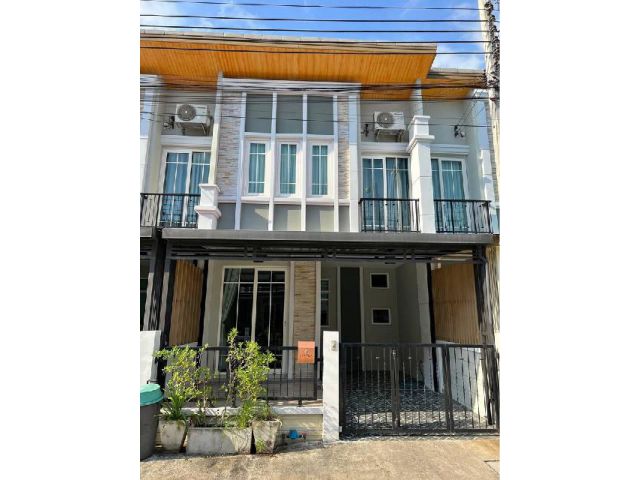 เมกกะบางนา 18 ตร.วา.Golden Town ทาวน์เฮาส์ 2 ชั้น 3นอน 150 ตร.ม