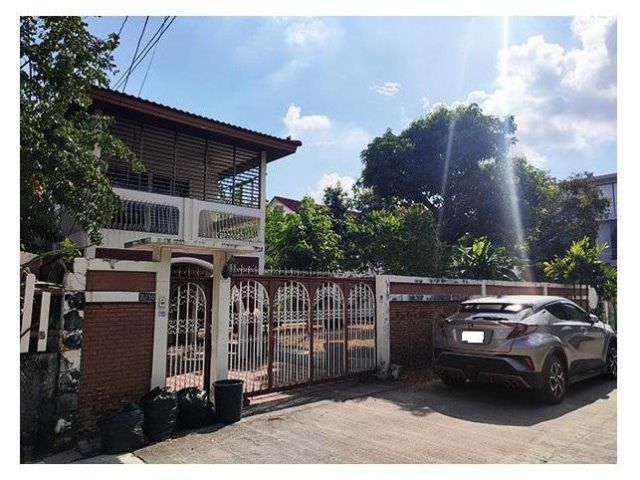 ขายที่ดินพร้อมบ้านเดี่ยว 2 ชั้น ซ.รามคำแหง 60 ใกล้รถไฟฟ้าสายส้ม ขนาด 106 ตารางวา บรรยากาศเงียบสงบ เหมาะพักอาศัย