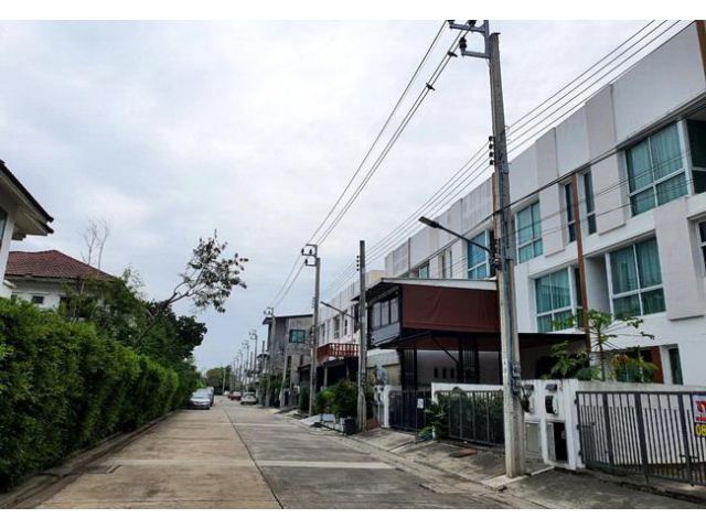ขายทาวน์เฮ้าส์ หมู่บ้านมายด์ ฮอฟฟ์ ร่มเกล้า-สุวรรณภูมิ เนื้อที่ 23 ตร.ว. ทำเลดี ติดถนนร่มเกล้า