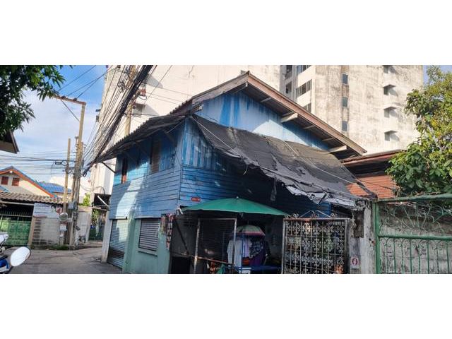 ขายที่ดินเจริญกรุง แถมบ้าน 63 ตร.ว.ใกล้ BTS สุรศักดิ์