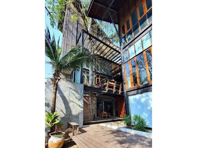 ขายบ้านสถาปนิก สไตล์โมเดิร์นทรอปิคอล 3 ชั้นครึ่ง ย่านลาดพร้าว