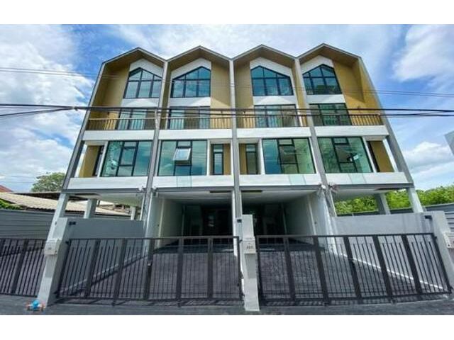 ขายทาวน์โฮมออฟฟิศ 4 ชั้นหลังมุม ซอยวชิรธรรม60 ย่านสุขุมวิท 101/1