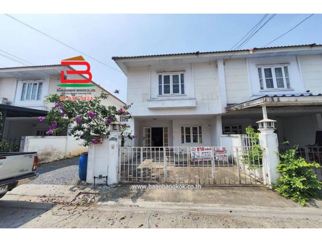 ทาวน์เฮาส์ หมู่บ้าน ภัทรินทร์ 1 (ซ.8) หลังมุม เนื้อที่ 18.9 ตรว. ใกล้โลตัสปทุมธานี ถนนราชพฤกษ์ ตำบลคูบางหลวง อำเภอลาดหลุมแก้ว จังหวัดปทุมธานี