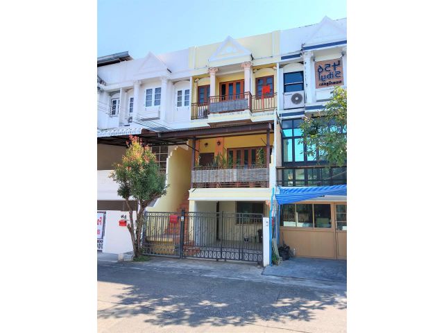 ขายบ้านทาวน์เฮ้าส์ 3 ชั้น ใจกลางเมืองเชียงใหม่ ถนนราษฎร์อุทิศ ซอย
