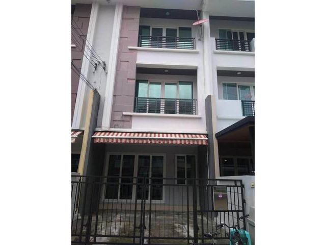 ให้เช่าทาวน์โฮม 3 ชั้น บ้านกลางเมืองเออบาเนี่ยน ย่านลาดพร้าว เลีย