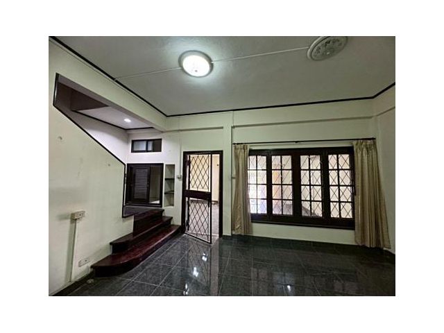 ขายทาวน์เฮ้าส์ ติดรถไฟฟ้า ลาดพร้าว71 ต่อเติมเต็ม ** เพียง 6.7 ล้านบาท ** (N.1636)