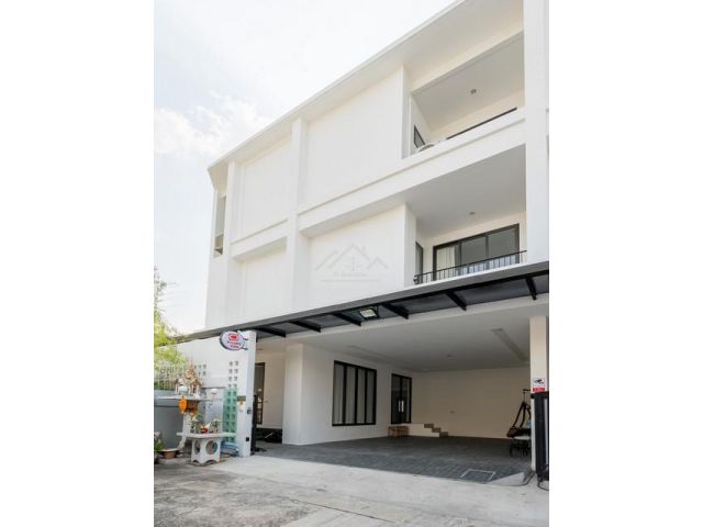 ให้เช่าโฮมออฟฟิศ 3 ชั้น 240ตรม สุขุมวิท 36 Minimall Style เรียบหร