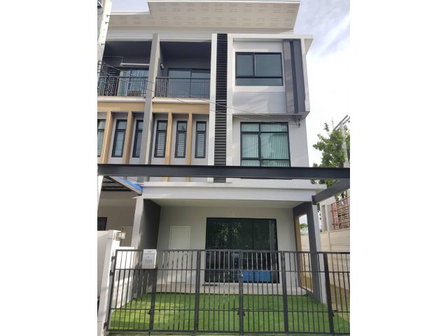 เช่า ขาย ทาวน์โฮม 3 ชั้น หลังมุม โครงการ Patio วัชรพล รามอินทรา