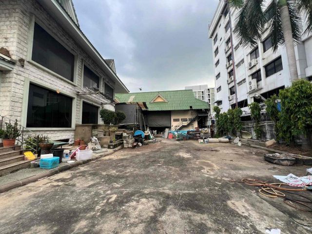 ขายที่ดินพร้อมสิ่งปลูกสร้าง อ่อนนุช 66/1 ติดถนนสุขุมวิท 77   ที่ดินสีเหลือง พื้นที่ 217 ตารางวา ติดคอนโด