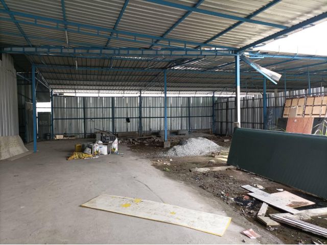 Land with warehouse and buildings 200 sqm.