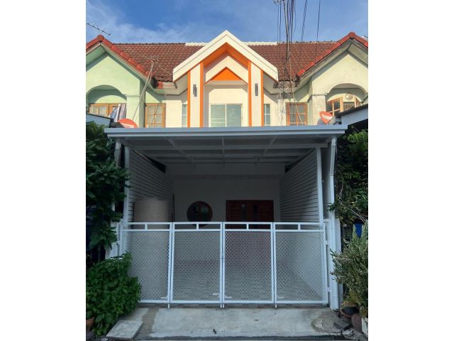 ขายทาวน์เฮ้าส์ 2 ชั้น รีโนเวทใหม่ทั้งหลัง บ้านกลางซอยวิลเลจ 2 ลำลูกกาคลอง 4 ลำลูกกา จ.ปทุมธานี.