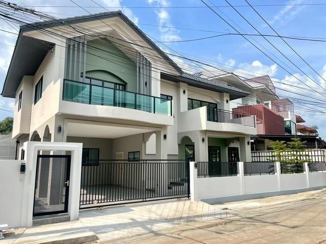 บ้านเดี่ยว รีโนเวทใหม่ทั้งหลัง หมู่บ้านปรีชาล้ำเพชร รามคำแหง76