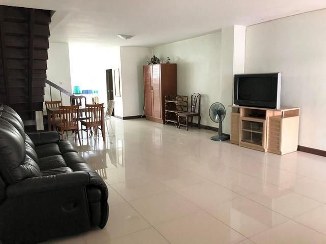 ทาวน์เฮาส์ หมู่บ้านคลองจั่นวิลล่า1 ซอยนวมินทร์32 ใกล้เดอะมอลล์บาง