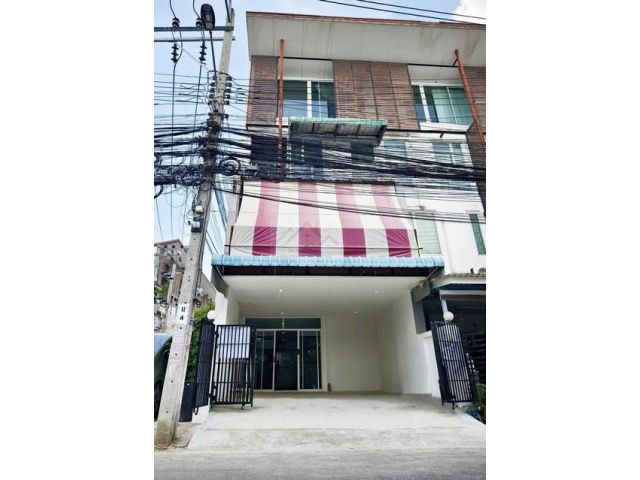 ขายทาวน์โฮม 3 ชั้นครึ่ง หลังมุม หมู่บ้านดิแอททิคไลท์ แจ้งวัฒนะ 24