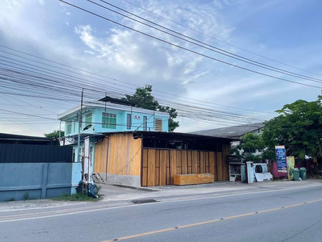 ขายที่ดินพร้อมบ้านติดถนนบางบอน