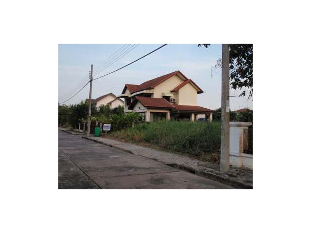 ที่ดินลาดกระบัง อยู่ในหมู่บ้านศุภาลัยเลค2 ที่ดินถนนคุ้มเกล้า  ถมแล้ว ใกล้ถนนตัดใหม่เชื่อมต่อกับถนนศรีนครินทร์ ร่มเกล้า ร