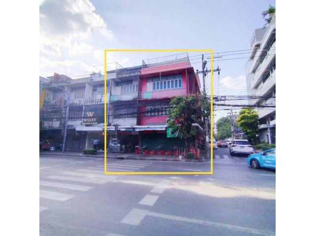 ขายอาคารพานิชย์ ริมถนนเอกมัย ห้องมุม ติดถนนสองด้าน ขนาด 3.5 ชั้น