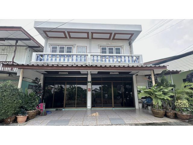 ขายบ้าน2ชั้นติดทะเลอยู่ห่างหาดประมาณ100เมตร(โรงโป๊ะฝั่งทะเล)เนื้อที่ 34 ตรว. 2ห้องนอน 2ห้องน้ำ ซอยบางละมุง6กับซอย8