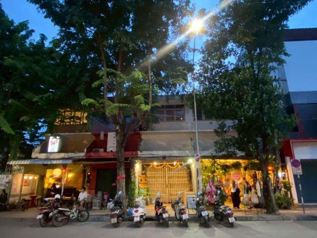 ขายอาคารพาณิชย์ 2 ชั้น 2 คูหา พร้อมผู้เช่า 34 ล้านบาทเท่านั้น ติดถนนหลักสี่แยกกลางเวียงใกล้กับศาลหลักเมือง เมืองเชียงใหม
