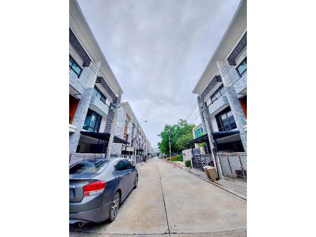 ให้เช่าทาวน์โฮม 3ชั้น 20ตร.ถนนบางนาตราด กม.5 MRT ศรีเอี่ยม 1.1กม.