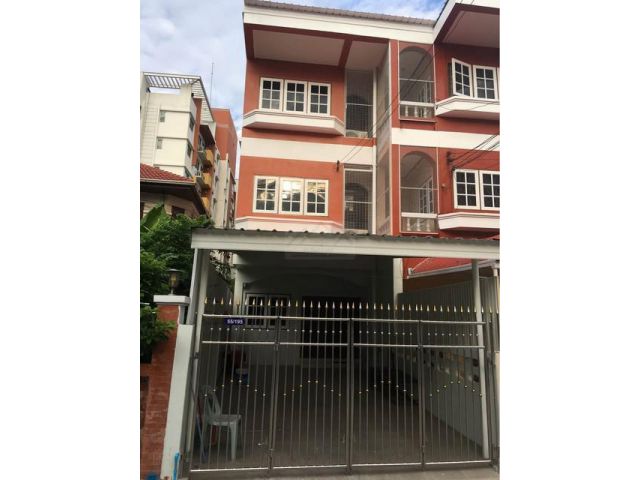 ให้เช่าทาวน์โฮม 3 ชั้น 4 ห้องนอน ลาดพร้าวซอย 29 ใกล้ MRT ลาดพร้าว