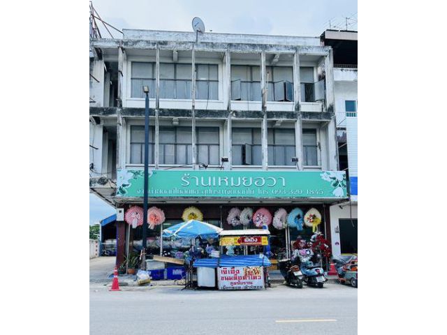 ขายที่ดินพร้อมอาคารพาณิชย์ 3 ชั้น   ติดถนนโพธิ์กลาง ใจกลางเมืองโคราช   ใกล้ตลาดแม่กิมเฮง