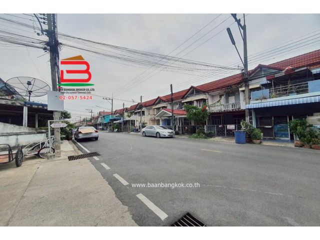 ทาวน์เฮาส์ หมู่บ้าน อยู่เจริญ 1 (คลอง 4 ลำลูกกา) เนื้อที่ 17 ตรว. ต.บึงยี่โถ อ.ธัญบุรี จ.ปทุมธานี