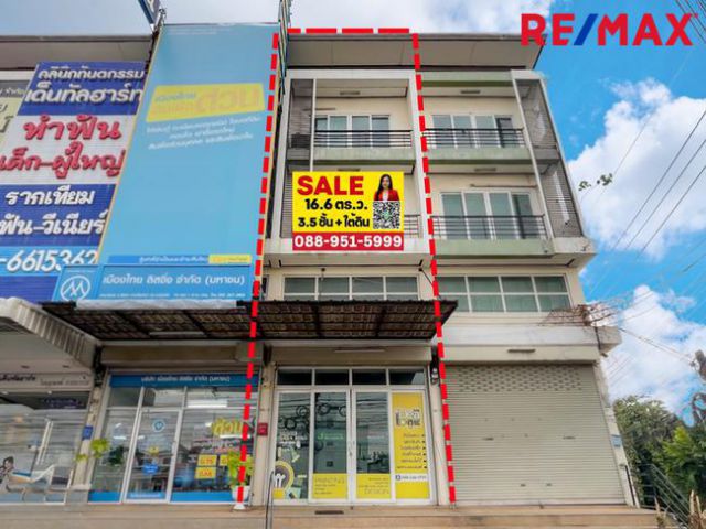 อาคารพาณิชย์ 3.5 ชั้น ติดถนนรัชดา-รามอินทรา (ปากซอยนวมินทร์ 74) มีชั้นใต้ดิน มีที่จอดรถ ทำเลดีเดินทางสะดวก