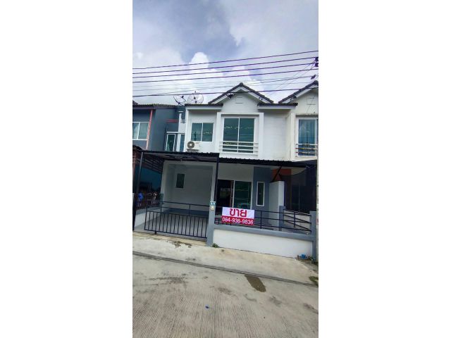 ขาย !! ทาวน์เฮาส์รีโนเวทพร้อมอยู่พื้นที่กว้างบ้านเปล่าตกแต่งง่ายไม่เคยอยู่อาศัยฟรีค่าใช้จ่ายวันโอน