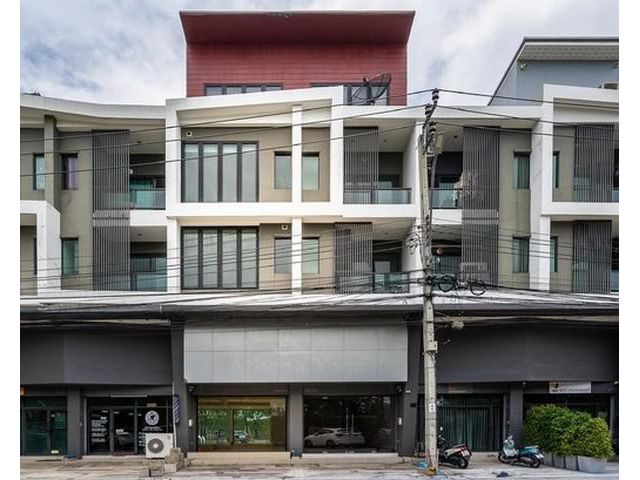 โฮมออฟฟิศ  2 คูหาทะลุกัน   B Avenue  ติดถนนสุขาภิบาล 5