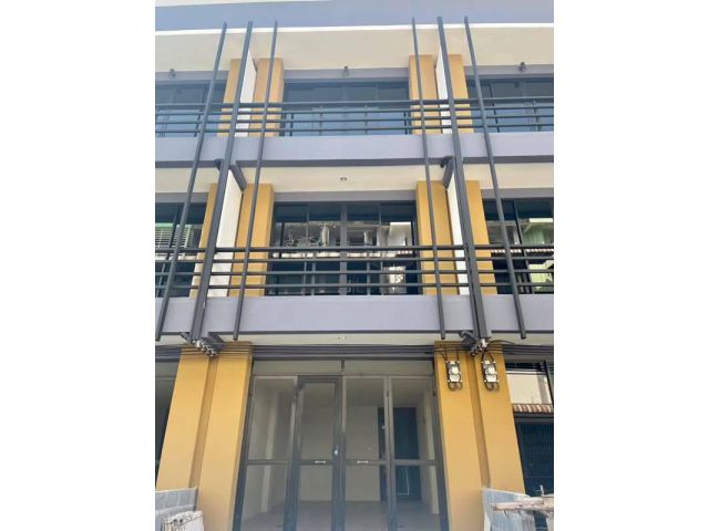 ขายทาวน์โฮม 3 ชั้น 17 ตร.ว. เหมาะเป็นที่อยู่อาศัยและสำนักงานได้ ย่านซังฮี้ ใกล้ MRT สิรินธร เพียง 4.6 ล้านบาทเท่านั้น