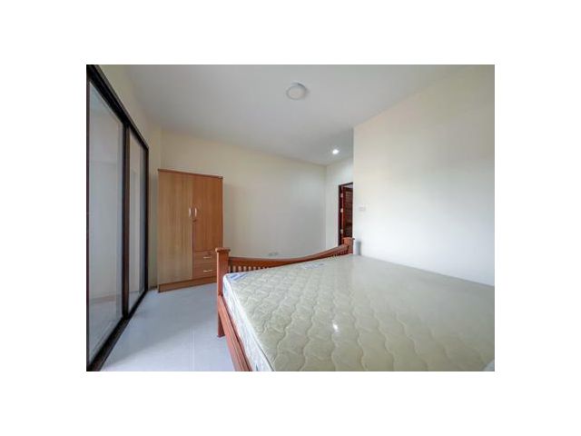 3-Storey Commercial Building with 3 Bedrooms for Rent Nathon Koh