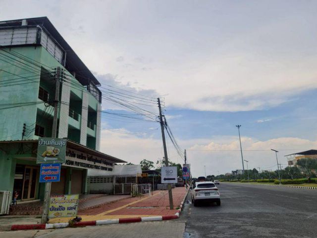 ขายเช่าตึกชลบุรีติดถนนอบจ. ทำเลหายากโทร 061-94-19639