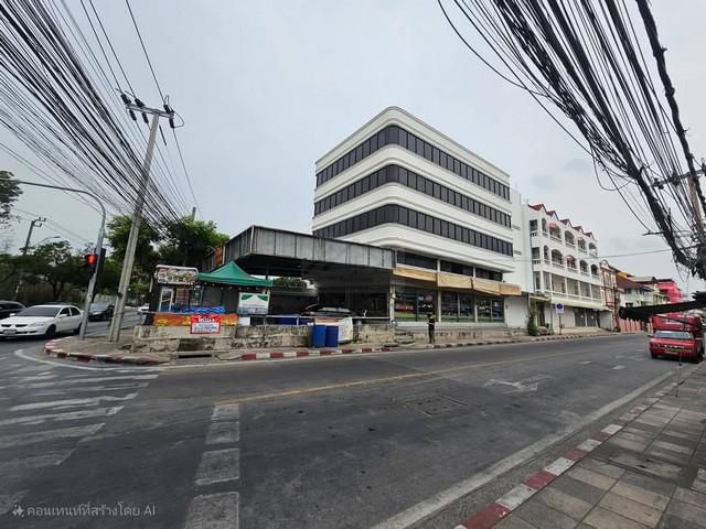 ให้เช่าอาคาร 4 ชั้น 800 ตรม.  ติดถนน ติด Big C ตรงข้ามสวนหลวง ร.9