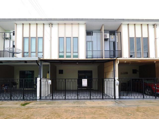 ขายราคาพิเศษ ทาวน์เฮ้าส์ 2 ชั้น ม.ภูริ ขนาด 19.2 ตร.ว. 3นอน 2น้ำ 2จอดรถ บ้านสวยมาก ทำเลดี วัสดุพรีเมี่ยม รีโนเวทใหม่