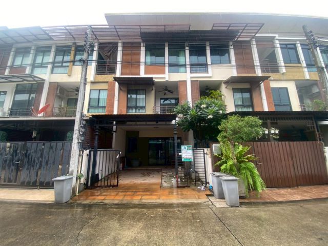 ขายทาวน์โฮมสามชั้น โครงการซิกเนเจอร์ วิภาวดี 60 บ้านสวยทำเลดี พร้อมอยู่
