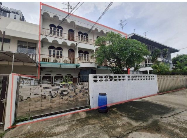 ขายทาวน์โฮม 3 ชั้น 2 ห้อง เนื้อที่ 62 ตร.ว. หมู่บ้านร่วมจิตร ทำเลทอง การเดินทางสะดวกมาก ซอยสุขุมวิท 22