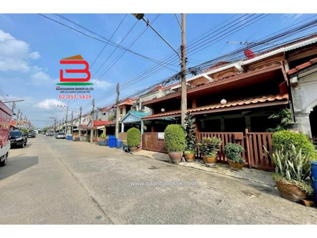 ทาวน์เฮาส์ หมู่บ้าน ประดู่แดง คลองหลวง (ซอยบงกช 48) เนื้อที่ 36.4 ตรว. ใกล้วัดแสงสรรค์  อำเภอคลองหลวง จังหวัดปทุมธานี