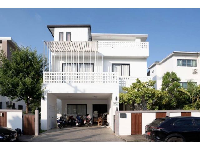 บ้านเดี่ยว 3 ชั้น ใจกลางเชียงใหม่ ติดสนามบิน | น้ำไม่ท่วม | วิวเครื่องบินจากดาดฟ้า เพียง 7.9 ล้าน | เจ้าของขายเอง |