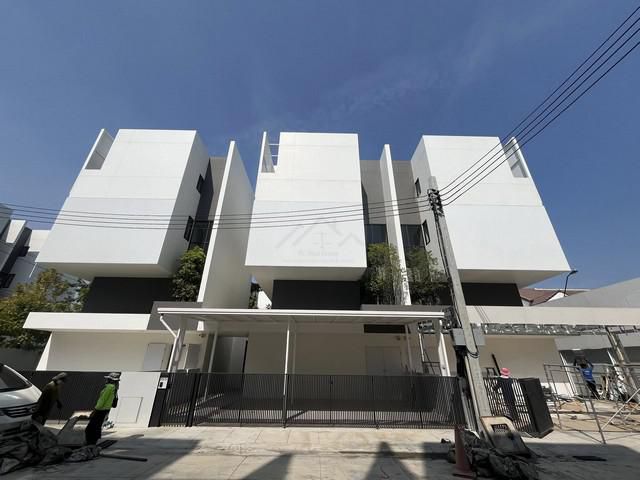 ขายบ้านแฝดบ้านใหม่ 3.5 ชั้น ARKIN VIBHAVADI (อาคิน วิภาวดี 84)