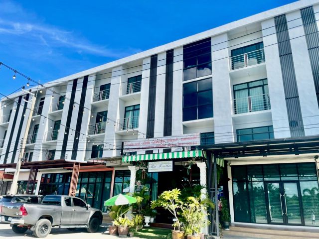 อาคารพาณิชย์ 3 ชั้นครึ่ง เป็นร้านคาเฟ่และร้านอาหาร พื้นที่ 27.3 ตารางวา ตำบลห้วยจรเข้ อำเภอเมืองนครปฐม จังหวัดนครปฐม