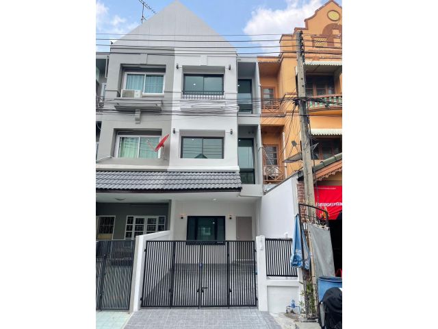 บ้านพร้อมอยู่ รีโนเวทใหม่ สวยพร้อมใช้งาน เพียง 1 ยูนิต