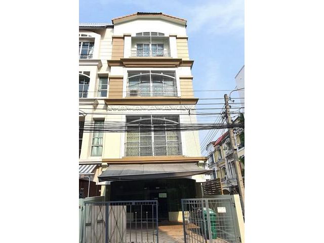 บ้านกลางเมือง แยกรัชดา-ลาดพร้าว ห่างจาก MRT ลาดพร้าว