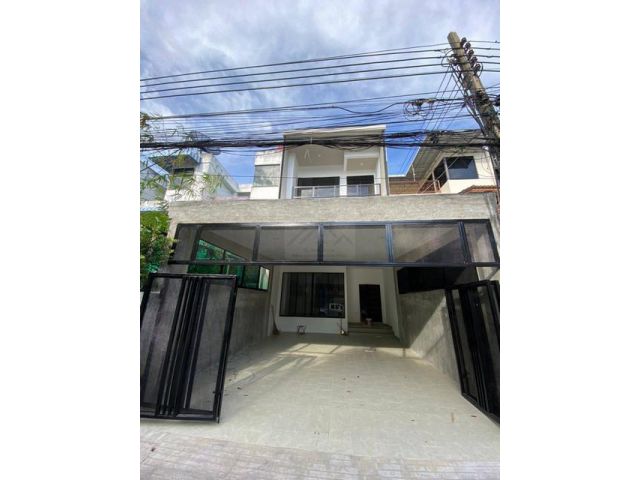 ให้เช่าทาวน์โฮม 3 ชั้น สไตล์โมเดิร์น 6 นอน อ่อนนุช 12 ใกล้ BTS อ่