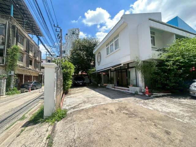 ให้เช่าบ้านเดี่ยว136ตร.วใกล้สี่แยกรัชดา-ลาดพร้าว4นอน4น้ำเช่า80000