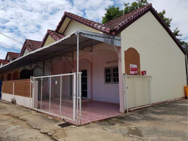 ขายทาวน์เฮ้าส์ติดถนนในซอยบ้านดอนแรด จ.ยโสธร (ห้องแรก)