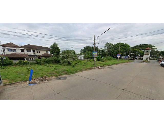 ขายที่ดินเปล่าเหมาะทำ อาคารพาณิชย์ให้เช่าและขาย หน้าหมู่บ้านณัฐวด